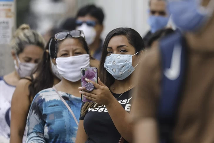 El Congreso de Perú dispuso una prueba para descartar vacunación ilegal de funcionarios