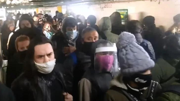 Amontonados: así se viaja en tren en el AMBA pese a las restricciones