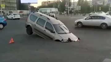 Literal: una avenida se tragó a un auto