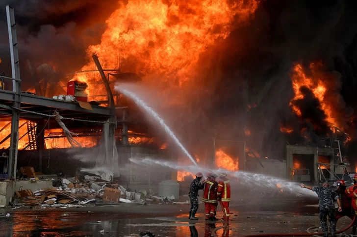 Aseguran que el incendio extinguido en el puerto de Beirut destruyó ayuda humanitaria