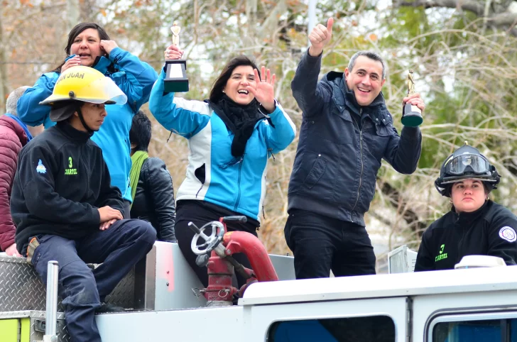 El equipo de Telesol festejó el Martín Fierro de Oro con una caravana en autobomba