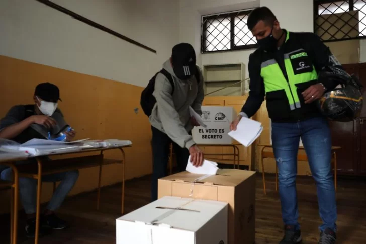 Ecuador volverá a contar unos 6 millones de votos y el correísmo denuncia campaña sucia