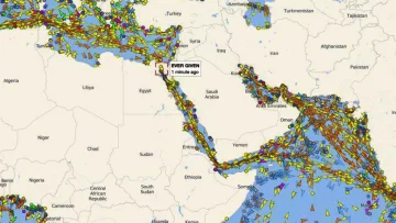 Ya son 238 los barcos embotelladas por el buque encallado en el Canal de Suez