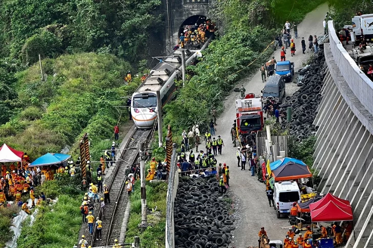 Al menos 48 muertos y 60 heridos tras descarrilar un tren en Taiwán