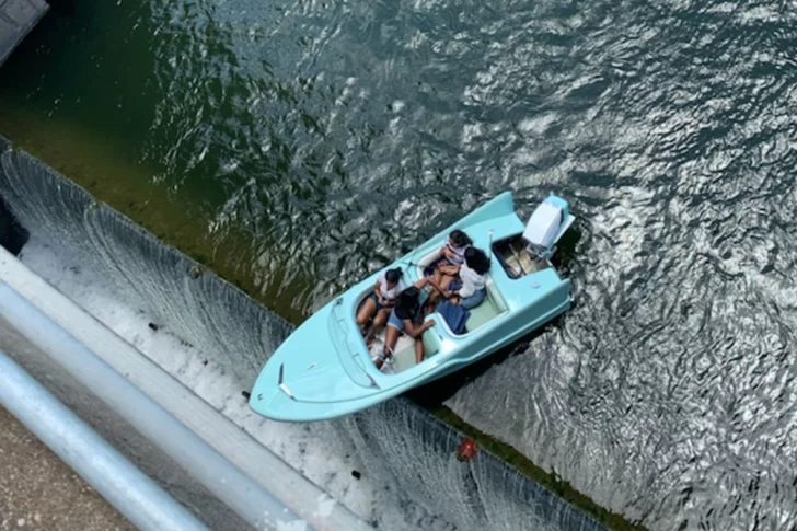 [VIDEO] Un bote con 4 mujeres quedó atascado a varios metros de altura, al borde de una represa