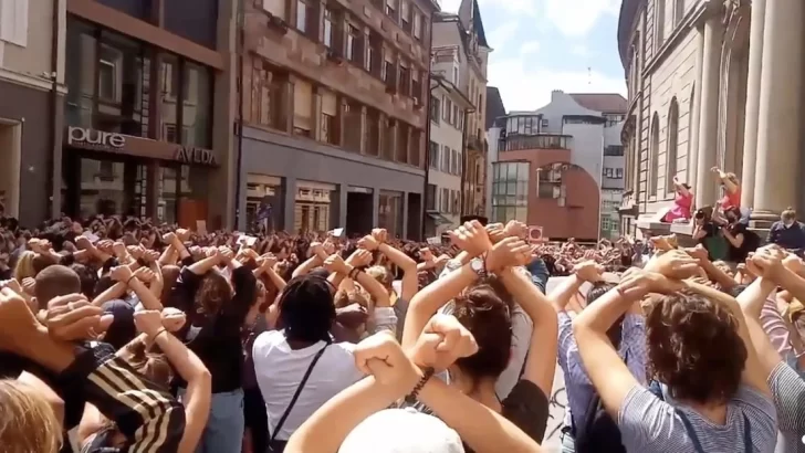 Reducen la pena a un violador porque la agresión sexual duró “solo” 11 minutos y cientos de manifestantes protestaron