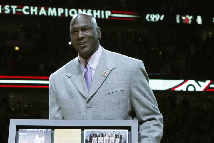 Subastan unos calzoncillos “muy usados” de Michael Jordan, a partir de 500 dólares