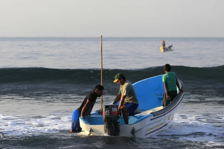 Tres pescadores mexicanos sobrevivieron 27 días en altamar: ¿qué comieron y bebieron?