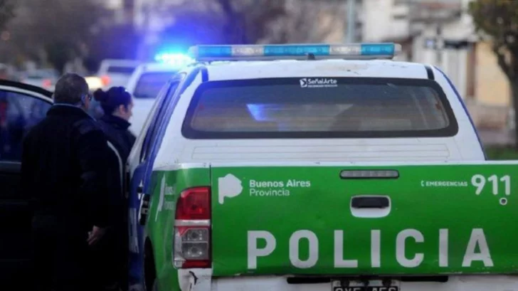 Un policía mató a balazos a un motochorro que intentó robarle el auto