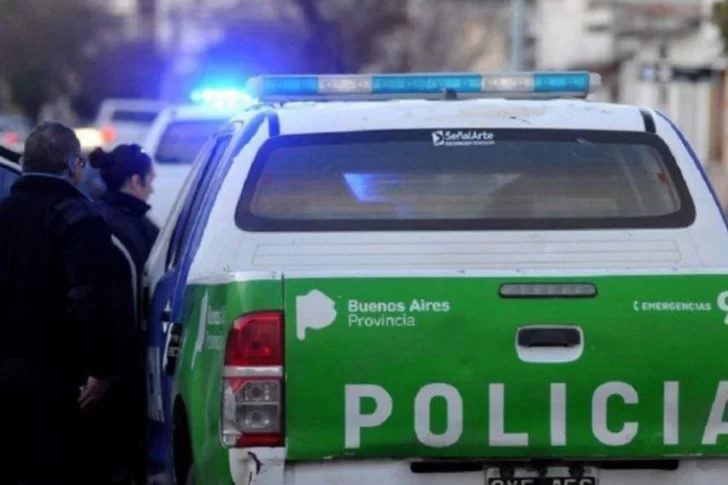 Un policía mató a balazos a un motochorro que intentó robarle el auto