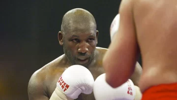 VIDEO: excampeón de boxeo noquea a un hombre durante un altercado