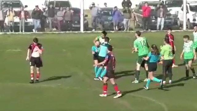 Detienen a un jugador por golpear desde atrás a una árbitra en un partido de fútbol argentino