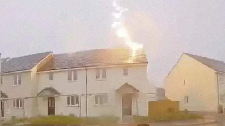 VIDEO: un rayo cayó sobre una casa recién construida