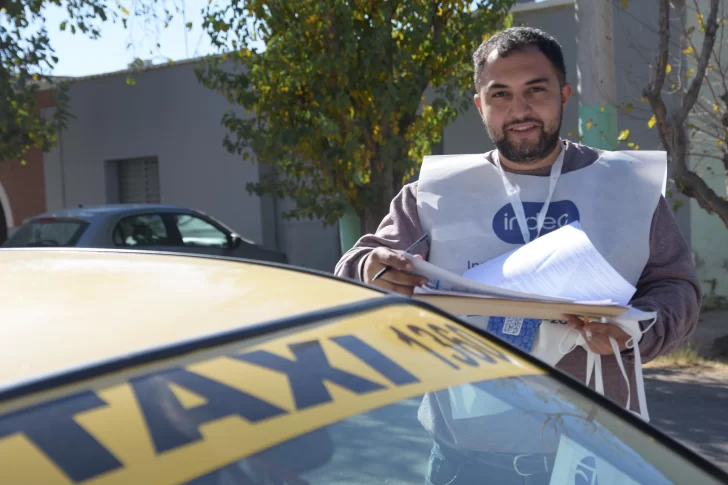 Es taxista, estudia abogacía y se desempeñó como censista para ayudar