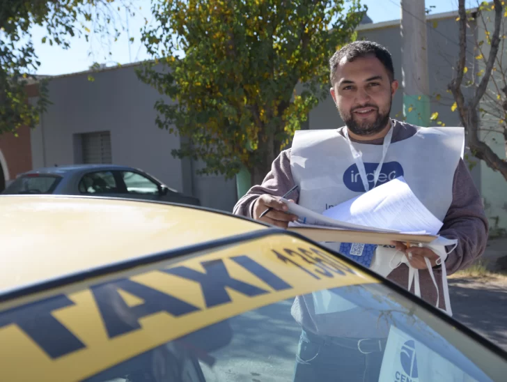 Es taxista, estudia abogacía y se desempeñó como censista para ayudar