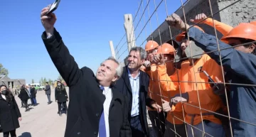 Fernández visitó el barrio en obra en Pocito y se fotografió con trabajadores