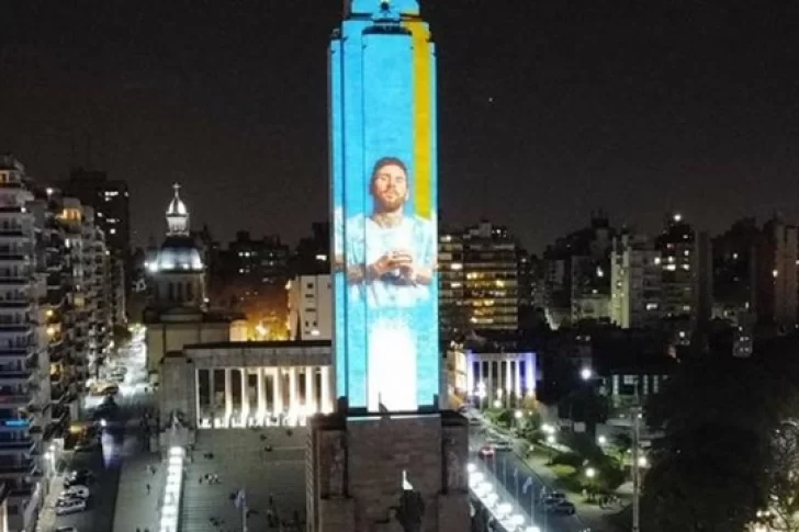 Así se iluminó el Monumento a la Bandera en la previa de la final de la Copa América