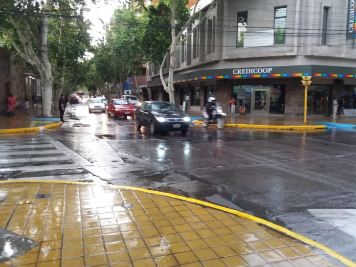 Un breve chaparrón no dio respiro al calor extremo y sólo elevó la humedad