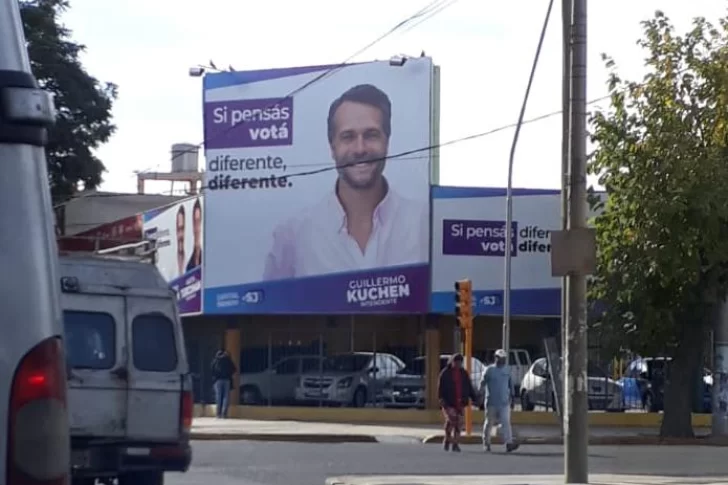 Kuchen se refirió al error en la cartelería: “No tenemos recursos para reimprimir”