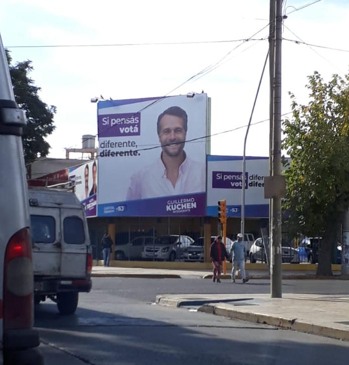 Kuchen se refirió al error en la cartelería: “No tenemos recursos para reimprimir”