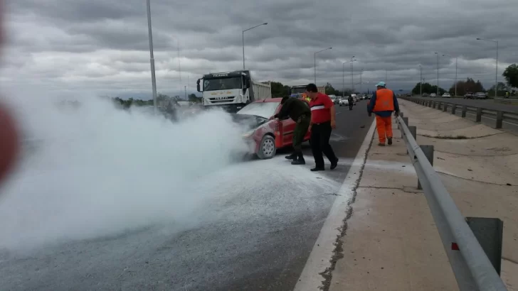 Chocó contra un utilitario y se incendió cuando lo removieron