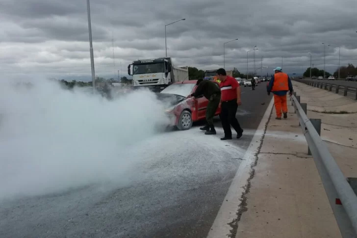 Chocó contra un utilitario y se incendió cuando lo removieron