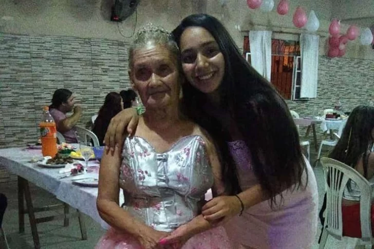 Una historia conmovió a las redes: una anciana de 79 años pudo festejar sus 15