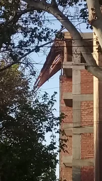 Por el viento, se desprendió una estructura de un edificio en construcción