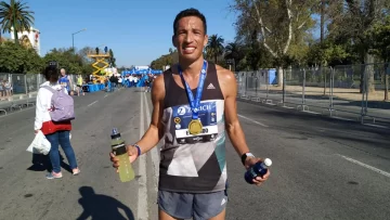 Diego Elizondo logró bajar su propia marca en el maratón de Sevilla y quedó 65º en la general