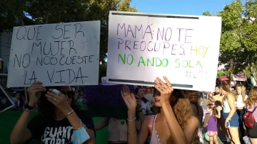 8M: una columna de 5 cuadras de mujeres marchó por la ciudad