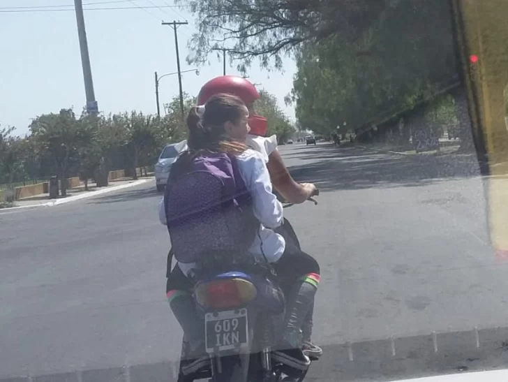 Una niña abordo de una moto, pero sin casco