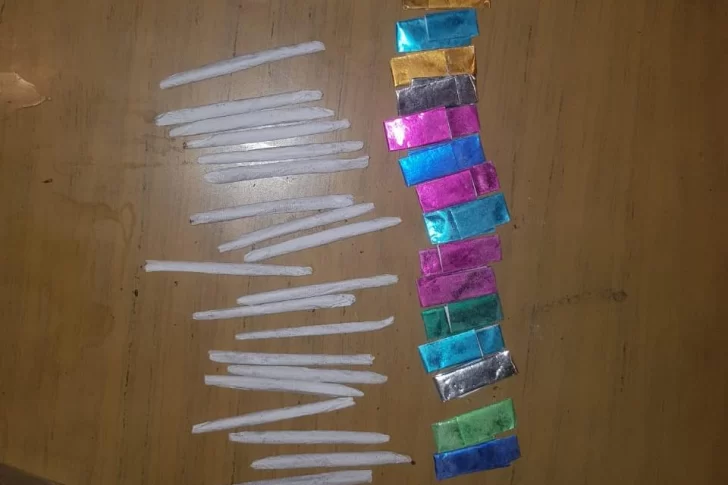 Los sorprendieron violando la cuarentena con 25 porros y 15 dosis de cocaína