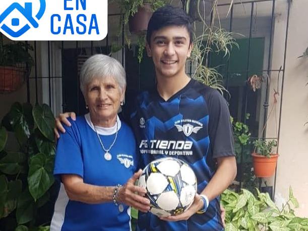 El entrenamiento de un joven futbolista ayudado por su abuela es furor en las redes