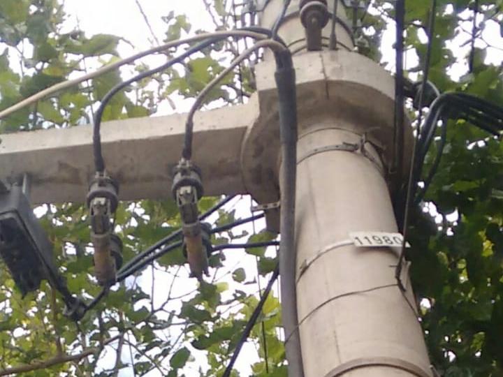 Poste de tensión en mal estado en el interior del barrio Las Heras