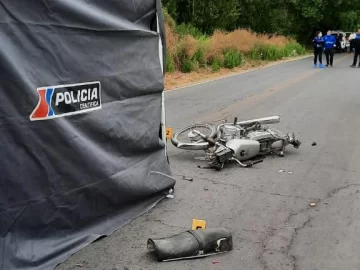 Identificaron al motociclista que murió al sobrepasar una camioneta y chocar un camión de frente