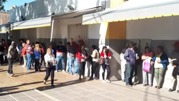 Pese a las recomendaciones, largas colas de jubilados en los bancos