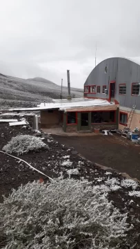 Nieve en pleno febrero y a 95 km de la capital sanjuanina