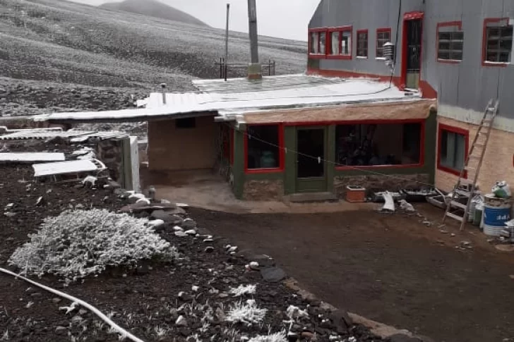 Nieve en pleno febrero y a 95 km de la capital sanjuanina