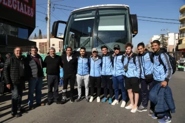 Los subcampeones de hockey fueron recibidos por familiares y amigos en el Cantoni