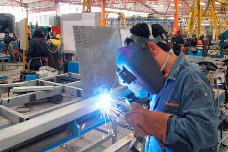 Según CAME, la producción de pymes industriales cayó un 23,5% solo en junio