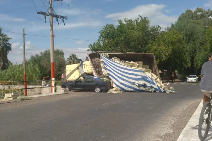 Tremenda colisión en San Martín: un camión cargado con uva aplastó a un auto