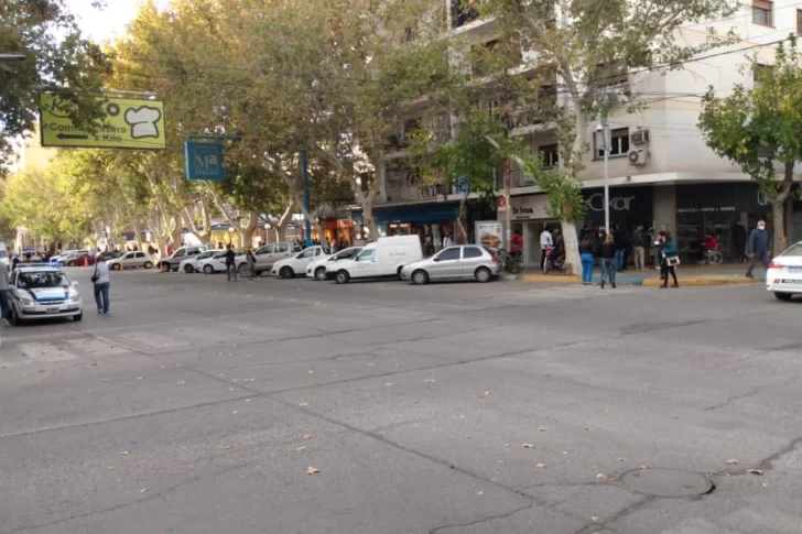 Interminable espera en la apertura de las tabaquerías sanjuaninas