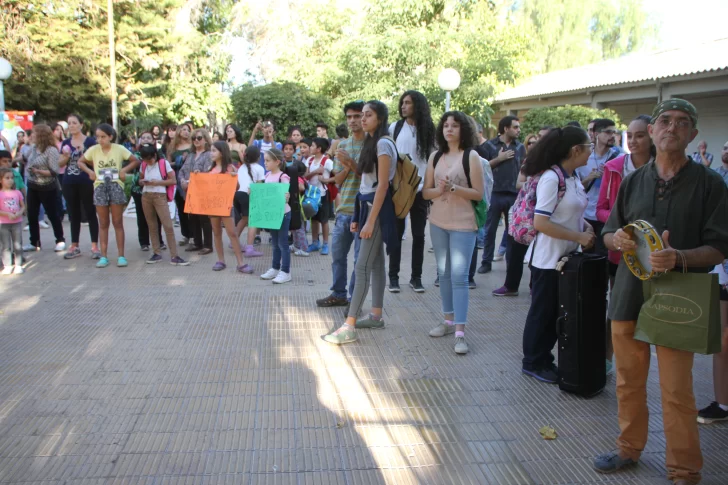 Con un abrazo simbólico a la Escuela de Música, reclamaron un lugar para estudiar