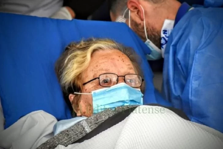 La reacción de una abuela al descubrir la sorpresa que recibió en un paraguas