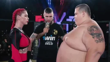 El combate más insólito: una luchadora venció por nocaut a un youtuber de 240 kilos