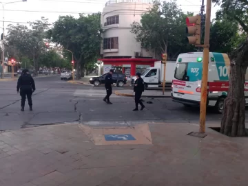 Un motociclista herido al chocar con un auto en una esquina de Libertador con semáforo