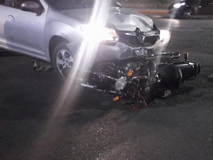 Un auto impactó con una moto en la que iban 2 personas: una de ellas voló varios metros