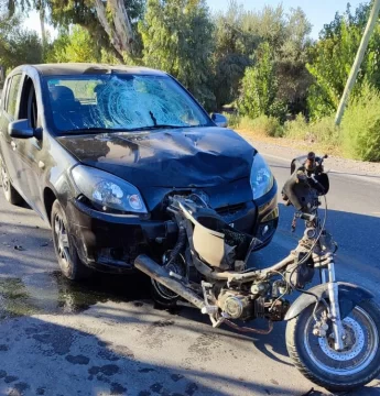 Caminaba con su moto pinchada a la par, lo atropelló un auto y murió en el acto