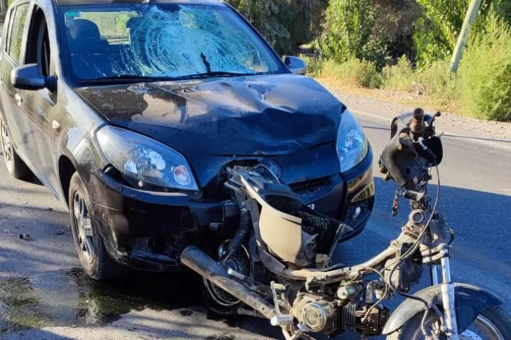 Caminaba con su moto pinchada a la par, lo atropelló un auto y murió en el acto