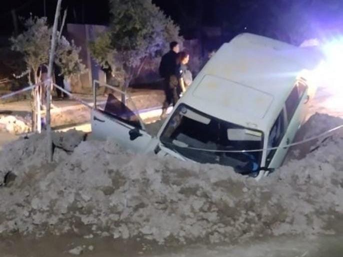 Cayó con su auto a una zanja abierta por OSSE